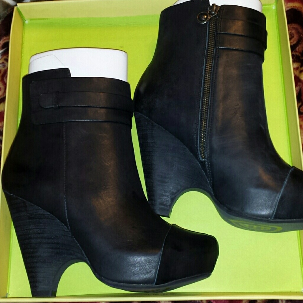 Maxstudio Nestor Size 7 Wedge Bootie